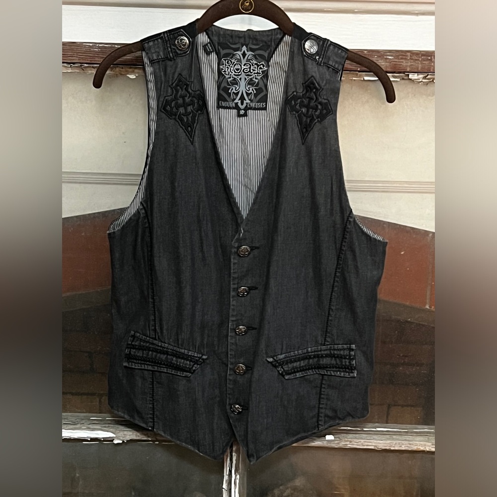 Roar size small Vest